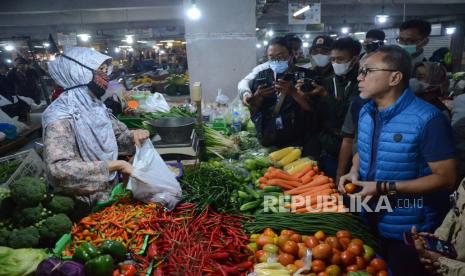 Menteri Perdagangan Zulkfli Hasan menyampaikan keterangan pers usai sidak di Pasar Kosambi, Kota Bandung, Kamis (23/6). Kedatangannya untuk memastikan bahwa stok pangan yang ada di pasar-pasar tradisonal di wilayah Jawa Barat khususnya Kota Bandung mencukupi dan tidak ada kenaikan harga.