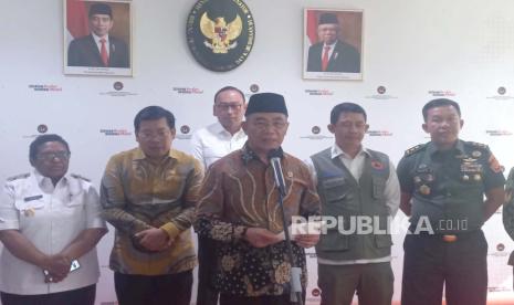 Menteri Koordinator Bidang Pembangunan Manusia dan Kebudayaan Muhadjir Effendy saat memberikan keterangan pers usai Rapat Tingkat Menteri Penanganan Dampak Bencana Kekeringan di Papua Tengah di Kantor Kemenko PMK, Jakarta, Rabu (9/8/2023). 