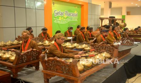 Seniman bermain gamelan. Alat musik gamelan resmi menjadi warisan budaya tak benda dari Indonesia.