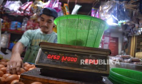 Seorang pedagang menimbang telur ayam di Pasar PSPT, Jakarta, Selasa (27/2/2024). Harga telur melambung tinggi pada dua pekan menjelang Ramadan.  Pantauan di Pasar PSPT harga telur mencapai kisaran Rp 32.000 per kilogramnya padahal sebelumnya Rp 28.000 per kilogramnya. Kenaikan mulai terjadi sejak pekan lalu hingga terus melambung hingga hari ini.