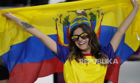 Seorang penggemar Ekuador menunggu dimulainya pertandingan sepak bola grup A Piala Dunia antara Ekuador dan Senegal, di Stadion Internasional Khalifa di Doha, Qatar, Selasa, 29 November 2022. Berkat Larangan Alkohol, Fan Wanita Merasa Aman di Piala Dunia 2022