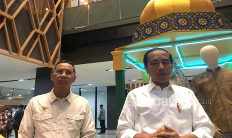 Penjabat (Pj) Gubernur DKI Jakarta Heru Budi Hartono menemani Presiden Joko Widodo (Jokowi) di Gedung Sarinah, Jakarta Pusat pada Kamis (4/5/2023) sore.