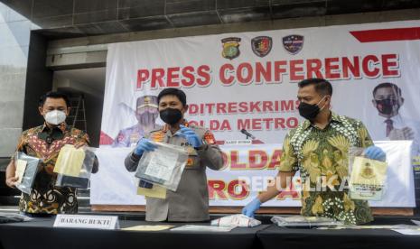 Kabid Humas Polda Metro Jaya  Kombes Endra Zulpan (tengah) bersama Direskrimsus Polda Metro Jaya Kombes Auliansyah Lubis (kiri) saat merilis kasus pinjol ilegal.