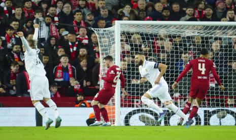 Pemain Real Madrid  Karim Benzema  (kanan kedua) berselebrasi setelah mencetak gol kelima timnya pada Liga Champions, babak 16 besar, pertandingan sepak bola leg pertama antara Liverpool dan Real Madrid di stadion Anfield di Liverpool, Inggris,  Rabu (22/2/2023) dini hari WIB.