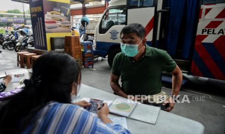 Warga melakukan tes buta warna sebelum perpanjangan masa aktif Surat Izin Mengemudi (SIM) melalui pelayanan SIM Keliling.