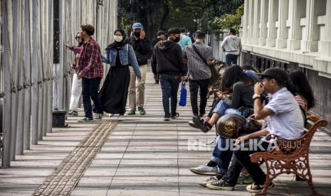 Sejumlah warga beraktivitas di Jalan Asia Afrika, Kota Bandung, Ahad (7/6). Walaupun dalam masa Pembatasan Sosial Berskala Besar (PSBB) secara proporsional kawasan tersebut mulai ramai dikunjungi warga