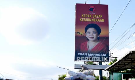 Baliho kepak sayap kebhinekaan Puan Maharani terpasang di Jalan Brigjen Katamso, Yogyakarta, Rabu (11/8). Beberapa baliho Puan Maharani di Yogyakarta terpasang di sudut Kota Yogyakarta.