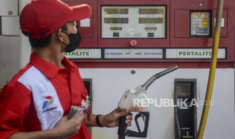 Petugas melayani pengisian BBM jenis Pertalite di Jakarta, Sabtu (3/9/2022).  Pemerintah menetapkan harga Pertalite dari Rp 7.650 menjadi Rp 10.000 per liter, Solar dari Rp 5.150 menjadi Rp 6.800 per liter, Pertamax dari Rp 12.500 menjadi Rp 14.500 per liter yang berlaku pada Sabtu 3 September 2022. Republika/Putra M. Akbar