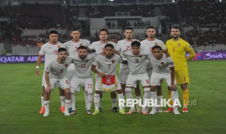 Pemain timnas Indonesia berfoto bersama sebelum bertanding melawan timnas Arab Saudi.