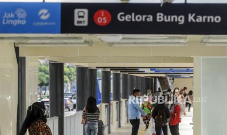 Penumpang bus Transjakarta di Halte Gelora Bung Karno, Jakarta. Transjakarta melakukan perpanjangan layanan saat berlangsung konser Coldplay.