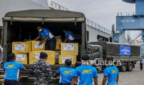 Sejumlah prajurit TNI AL merapikan bantuan yang akan diberikan kepada korban bencana alam di Dermaga 101 JICT, Tanjung Priok, Jakarta, Jumat (22/1). Organisasi istri prajurit TNI AL Jalasenastri, memberikan bantuan sebanyak 5 ton berupa kebutuhan pokok untuk korban terdampak bencana alam gempa di Mamuju, Sulawesi Barat dan banjir di Kalimantan Selatan, yang akan dibawa oleh KRI Banda Aceh. Republika/Putra M. Akbar