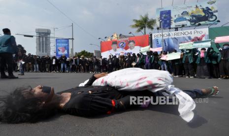 Mahasiswa melakukan teatrikal saat mengelar aksi damai penolakan UU Cipta Kerja di Tugu Adipura Bandar Lampung, Lampung, Rabu (14/10/2020). Selain Aksi Teatrikal, mahasiswa yang tergabung dalam Mahasiswa Lampung Bergerak ini juga melakukan mimbar bebas dan penggalangan dana untuk rekan mereka yang terluka saat aksi penolakan UU Cipta Kerja di kantor DPRD Provinsi Lampung (7/10/2020) lalu. 