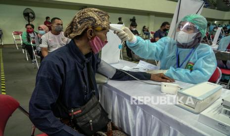 Petugas medis melakukan pengecekan kesehatan abdi dalem Kraton Yogyakarta saat vaksinasi tahap pertama di Grab Vaccine Centre, Sleman, DI Yogyakarta, Rabu (16/6/2021). Pemerintah Daerah Istimewa Yogyakarta bekerja sama dengan Grab Indonesia menggelar vaksinasi yang diikuti mitra pengemudi Grab, lansia, penyandang disabilitas dan abdi dalem Kraton Yogyakarta tersebut berlangsung hingga 17 Juni 2021. 