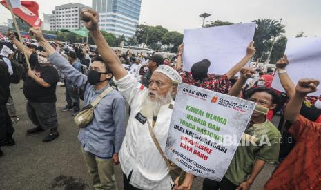 Sejumlah massa melakukan aksi unjuk rasa menolak RUU Haluan Ideologi Pancasila (HIP) di depan Gedung DPR, Jakarta, Rabu, (24/6). Massa yang tergabung dalam Aliansi Nasional Anti Komunis tersebut menolak Rancangan Undang-Undang (RUU) Haluan Ideologi Pancasila (HIP) agar segera dicabut dan dibatalkan dari prolegnas. Republika/Putra M. Akbar