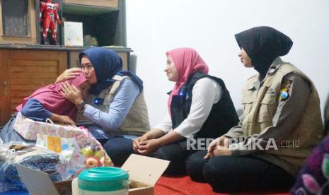 Tim Perlindungan Perempuan dan Anak (PPA) Satreskrim Polres Malang bersama Dinas Pemberdayaan Perempuan dan Perlindungan Anak (DP3A) Kabupaten Malang memberikan trauma healing kepada anak korban kasus bunuh diri sekeluarga di Kabupaten Malang.