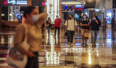 Pengunjung beraktivitas di pusat perbelanjaan Lippo Mall Kemang, Jakarta, Sabtu (31/10). Kementerian Koordinator (Kemenko) Bidang Perekonomian menyebutkan, inflasi yang terjadi bulan lalu menunjukkan tingkat permintaan masyarakat yang sudah mulai pulih.