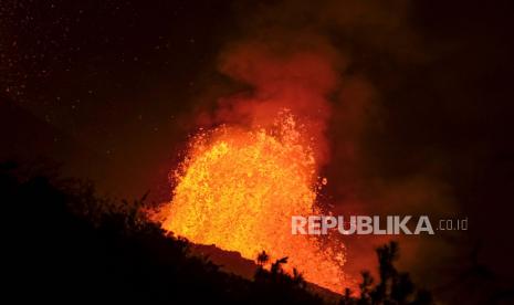  Letusan gunung api Cumbre Vieja terlihat dari desa Tacande de Arriba di pulau La Palma, Kepulauan Canary, Spanyol, 28 September 2021. Gunung api Cumbre Vieja mulai meletus di pegunungan Montana Rajada di kotamadya El Paso pada 19 September . Daerah itu telah mencatat ratusan gempa bumi kecil sepanjang minggu ketika magma menekan lapisan tanah di bawahnya, mendesak pemerintah daerah untuk mengevakuasi penduduk setempat sebelum letusan terjadi.