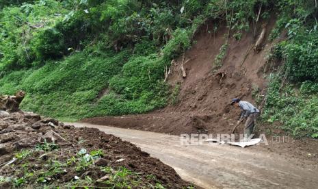 Sisa longsoran yang menutupi jalan (ilustrasi)