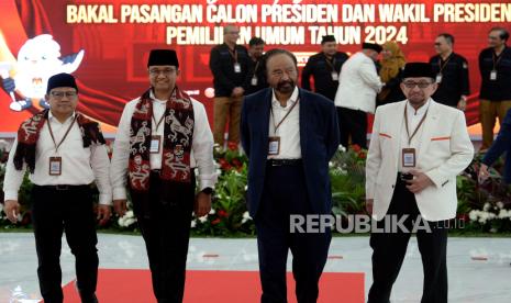 Ketua Umum Partai Nasdem Surya Paloh, Ketua Majelis Syruro PKS Salim Segaf Aljufri bersama Bakal calon Presiden Anies Baswedan dan Bakal calon Wakil Presiden Muhaimin Iskandar berbincang usai melakukan pendaftaran bakal pasangan calon presiden dan wakil presiden pemilihan umum 2024 di Gedung KPU, Jakarta, Kamis (19/10/2023). Pasangan Anies-Muhaimin (AMIN) menjadi pasangan yang pertama mendaftar di KPU sebagai bakal pasangan calon presiden dan wakil presiden 2024.   