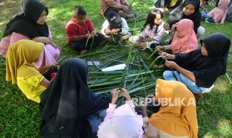 Relawan pendidikan mengajarkan anak membuat berbagai jenis kerajinan anyaman dari daun kelapa di desa wisata Kampung Nusa, Kabupaten Aceh Besar, Aceh, Ahad (14/8/2022). Dinas Kebudayaan dan Pariwisata (Disbudpar) Aceh menyatakan, penghargaan yang berhasil diraih Desa Wisata Nusa, Kecamatan Lhoknga, Kabupaten Aceh Besar, pada ajang ASEAN Tourism Forum (ATF) 2023 dapat menjadi daya tarik bagi wisatawan mancanegara (wisman).