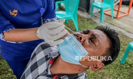  Seorang petugas kesehatan mengambil sampel swab dari seorang warga selama tes Covid-19 di sebuah pemukiman di Medan, Sumatera Utara, Indonesia, 03 Juni 2021.