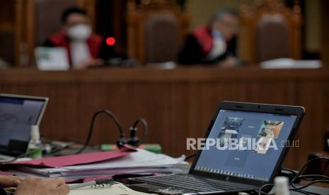 Suasana sidang virtual terkait dugaan suap pengadaan bansos untuk penanganan Covid-19 dengan terdakwa Harry Van Sidabukke dan Ardian Iskandar yang digelar secara virtual.