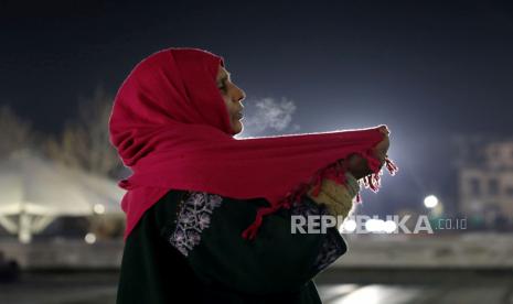 Seorang wanita Muslim Kashmir berdoa.