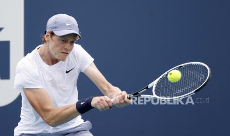 Jannik Sinner dari Italia beraksi melawan Emil Ruusuvuori dari Finlandia selama pertandingan tunggal putra mereka di turnamen tenis Miami Open di Miami Gardens, Florida, AS, 30 Maret 2021.