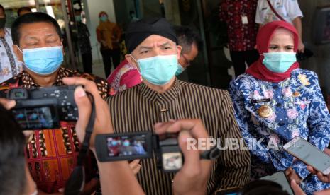 Gubernur Jawa Tengah Ganjar Pranowo (tengah) 