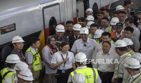 Menko Marves Luhut Binsar Pandjaitan (tengah) beserta rombongan tiba di Stasiun Kereta Cepat Jakarta Bandung (KCJB) Tegalluar, Kabupaten Bandung, Kamis (22/6/2023). Menteri Koordinator Bidang Maritim dan Investasi (Menko Marves) Luhut Binsar Pandjaitan bersama Menteri Perhubungan Budi Karya Sumadi dan Gubernur Jawa Barat Ridwan Kamil melakukan uji coba menumpangi KCJB dari Stasiun Halim menuju Stasiun Tegalluar dengan kecepatan maksimum 385 kilometer per jam. Selain itu, Menko Marves  bersama rombongan meninjau sejumlah fasilitas, sarana dan prasarana pendukung KCJB di Stasiun KCJB Tegalluar serta Depo KCJB.