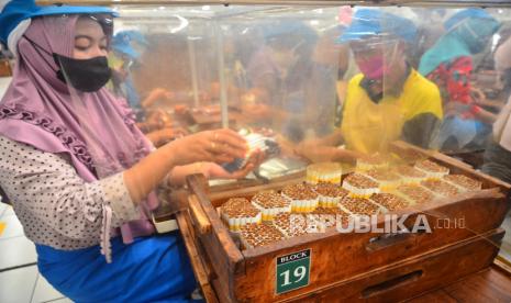 Pekerja memproduksi rokok Sigaret Kretek Tangan (SKT)