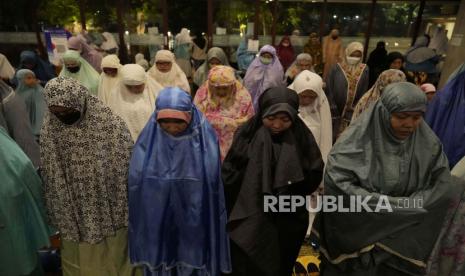 Jamaah melaksanakan shalat khusuf atau shalat gerhana bulan  (ilustrasi)