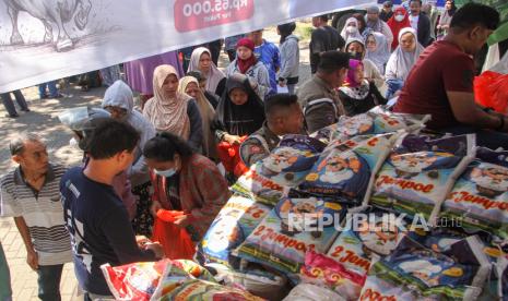 Warga mengantre untuk membeli paket bahan pangan pada pasar murah yang digelar Dinas Perindustrian dan Perdagangan Kota Makassar di Makassar, Sulawesi Selatan, Kamis (13/6/2024). Sebanyak 4.000 paket bahan pangan dijual dalam pasar murah yang digelar di empat kecamatan di daerah itu dengan harga Rp65 ribu per paket berisi beras medium 5 kilogram, gula pasir 1 kilogram, minyak goreng 1 liter dan susu kental manis satu kaleng sebagai upaya stabilisasi pasokan dan harga pangan jelang Idul Adha 1445 H yang juga bagian dari integrasi pengendalian inflasi. 