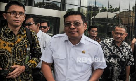 Kepala Badan Pangan Nasional (Bapanas) Arief Prasetyo Adi (tengah) berjalan usai menjalani pemeriksaan di gedung KPK, Jakarta, Jumat (2/2/2024). Arief menghadiri panggilan ketiga yang dilayangkan KPK untuk diperiksa sebagai saksi terkait kasus dugaan korupsi untuk tersangka mantan menteri pertanian Syahrul Yasin Limpo.