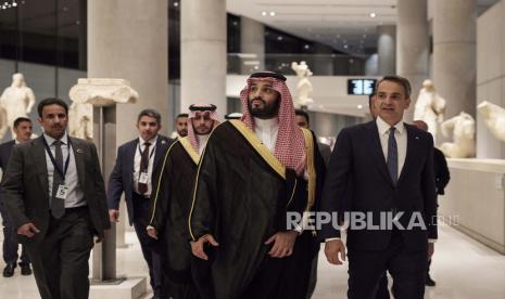  Dalam foto ini disediakan oleh Kantor Perdana Menteri Yunani, Perdana Menteri Yunani Kyriakos Mitsotakis, kanan, berjalan di samping Putra Mahkota Saudi Mohammed bin Salman selama kunjungan mereka di Museum Acropolis Athena, pada Selasa, 26 Juli 2022. Bin Salman mengunjungi Yunani Selasa dalam perjalanan pertamanya ke negara Uni Eropa sejak pembunuhan jurnalis Saudi Jamal Khashoggi pada 2018.