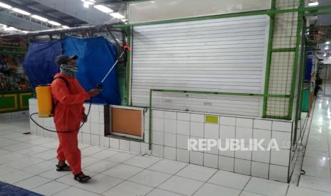 Petugas dinas pasar melakukan penyemprotan disinfektan saat hari pertama penutupan Pasar Kranggan, Yogyakarta, Ahad (14/6). Pasar Kranggan ditutup hingga Selasa (16/6).