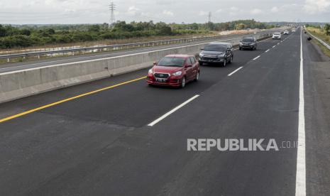 Sejumlah kendaraan pemudik melintas di Jalan Tol Trans Sumatera (JTTS) ruas Terbanggi Besar-Kayu Agung di Kabupaten Tulang Bawang, Lampung, Rabu (27/4/2022).  PT Hutama Karya (Persero) mencatat terjadi kenaikan volume lalu lintas kendaraan sebanyak 8.474 kendaraan dibandingkan hari normal sebanyak 4.000 kendaraan atau naik sebesar 95,03 persen pada tanggal 26 April 2022 atau  H-5 Idul Fitri 1443 H. 