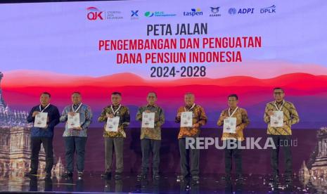 Peluncuran ‘Peta Jalan Pengembangan dan Penguatan Dana Pensiun Indonesia 2024—2028’ yang digelar OJK di Yogyakarta, Senin (8/7/2024).