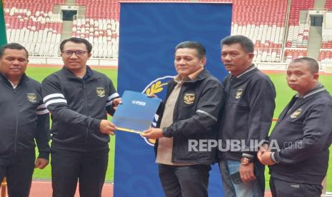 Ketua Komite Pemilihan (KP) PSSI, Amir Burhanuddin saat mengumumkan daftar calon sementara Komite Eksekutif PSSI periode 2023-2027 di Stadion Utama Gelora Bung Karno (SUGBK), Jakarta, Selasa (31/1/2023). 