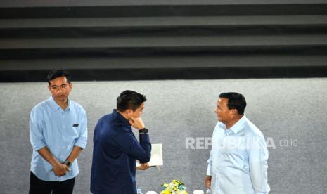 Capres dan cawapres nomor urut 2 Prabowo Subianto dan Gibran Rakabuming Raka saat menghadiri acara Penguatan Antikorupsi untuk Penyelenggara Negara Berintegritas (PAKU Integritas) di Gedung KPK, Jakarta, Rabu (17/1/2024). Kegiatan yang diselenggarakan KPK tersebut dihadiri oleh ketiga pasangan capres dan cawapres nomor urut 1, 2 dan 3 dengan tujuan untuk menyampaikan terkait persoalan dan hambatan KPK dalam pemberantasan korupsi sehingga para pasangan capres dan cawapres tersebut dapat terlibat dalam penyelesaian persoalan yang dihadapi KPK.