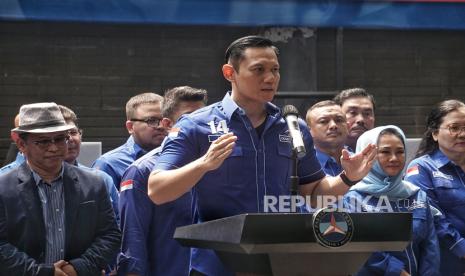 Ketua Umum Partai Demokrat Agus Harimurti Yudhoyono (AHY) menyampaikan keterangan pers terkait Penolakan MA Terhadap PK Moeldoko di Kantor DPP Partai Demokrat, Jakarta, Jumat (11/8/2023). Dalam kesempatan tersebut AHY merasa  senang dan terharu atas putusan MA yang menolak Peninjauan Kembali (PK) Moeldoko. AHY juga merasa bersyukur putusan tersebut terjadi tepat di hari ulang tahunnya yang ke-45 tahun. Menurutnya, itu menjadi kado terindah. Dengan hasil itu, AHY dan kepengurusan Partai Demokrat di bawahnya tetap sah.