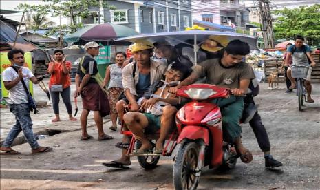 Perusahaan minyak dan gas asal Prancis Total dan perusahaan energi Amerika Serikat Chevron memutuskan untuk menangguhkan pembayaran terkait usaha patungan dengan rezim militer Myanmar.