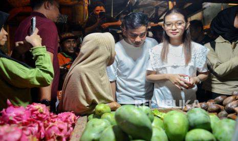 Cawapres nomor urut dua Gibran Rakabuming Raka didampingi istrinya Selvi Ananda.