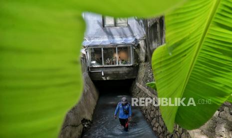 Pemilik bangunan kafe di atas saluran air air di Jalan Kemang Kemang Utara Kecamatan Mampang Prapatan Jakarta Selatan menyatakan siap melakukan pembongkaran bangunan tersebut secara mandiri. Ilustrasi