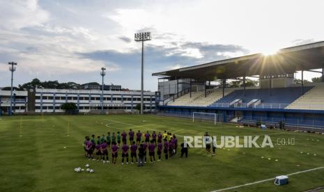 Sejumlah pemain Timnas Indonesia menjalani sesi latihan di Stadion Sidolig, Jalan A Yani, Batununggal, Kota Bandung, Jumat (27/5/2022). Latihan tersebut digelar dalam rangka persiapan jelang laga FIFA Match Day Timnas Indonesia melawan Bangladesh pada Rabu (1/6/2022) di Bandung dan kualifikasi Piala Asia 2023 yang digelar pada 8-14 Juni mendatang. Foto: Republika/Abdan Syakura