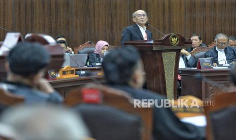 Ekonom Faisal Basri memberikan keterangan saat menjadi ahli yang  dihadirkan oleh Tim Hukum Nasional AMIN dalam sidang lanjutan Perselisihan Hasil Pemilihan Umum Presiden dan Wakil Presiden 2024 di Mahkamah Konstitusi, Jakarta, Senin (1/4/2024). Agenda sidang lanjutan tersebut yaitu Pembuktian Pemohon (Mendengarkan keterangan ahli dan saksi Pemohon serta Pengesahan alat bukti tambahan Pemohon). Tim Hukum Nasional Anies Baswedan dan Muhaimin Iskandar menghadirkan 7 ahli dan 11 saksi dalam sidang lanjutan Perselisihan Hasil Pemilihan Umum (PHPU) tersebut.