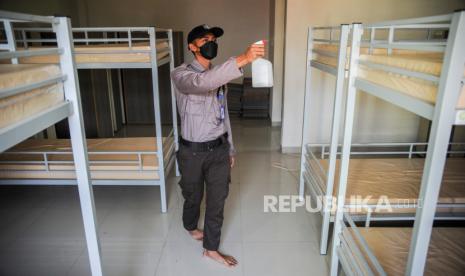 Petugas menyemprotkan cairan disinfektan di sebuah kamar di asrama Kampus III Universitas Islam Negeri (UIN) Sunan Gunung Djati, Cileunyi, Kabupaten Bandung, Jawa Barat, Ahad (27/6/2021).  Sebanyak 270 tempat tidur di Kampus III UIN Sunan Gunung Djati siap dijadikan lokasi mandiri bagi pasien COVID-19 imbas dari keterisian Rumah Sakit di Bandung Raya yang dinyatakan hampir melebihi kapasitas. 