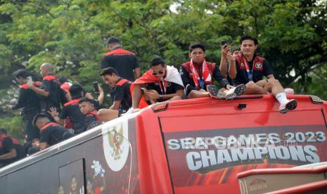 Pemain timnas Sepak bola Indonesia saat mengikuti kirab juara kontingen Sea Games 2023 di Depan Gedung Kemenpora, Senayan, Jakarta, Jumat (19/5/2023). Kegiatan kirab juara ini sebagai bentuk penghormatan bagi para Atlet Indonesia yang telah sukses mengharumkan bangsa indonesia di SEA Games 2023. Adapun rute Kirab Juara ini yaitu Kantor Kemenpora-HI-GBK. Seperti diketahui Idonesia berhasi sukses merebut 87 medali emas, 80 medali perak dan 109 medali perunggu.