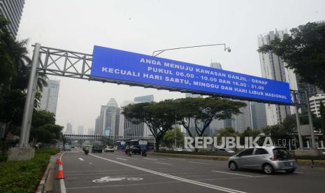 Sejumlah kendaraan melintas di bawah layar elektronik aturan ganjil-genap di Jalan Jenderal Sudirman, Jakarta, Senin (15/6).  Dinas Perhubungan DKI Jakarta menyatakan kebijakan ganjil-genap pada kendaraan di wilayah Ibu Kota belum diberlakukan pada hari ini, Senin (15/6)