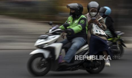 Pengemudi ojek online (ojol) mengangkut penumpang di Jalan Kebon Kawung, Cicendo, Kota Bandung.  Direktur Center of Economic and Law Studies (Celios), Bhima Yudhistira menanggapi terkait kenaikan tarif ojek online (ojol) yang akan diberlakukan pada (10/9/2022). Menurutnya, Pemerintah harus hati-hati dalam mendesain kenaikan tarif ojol.